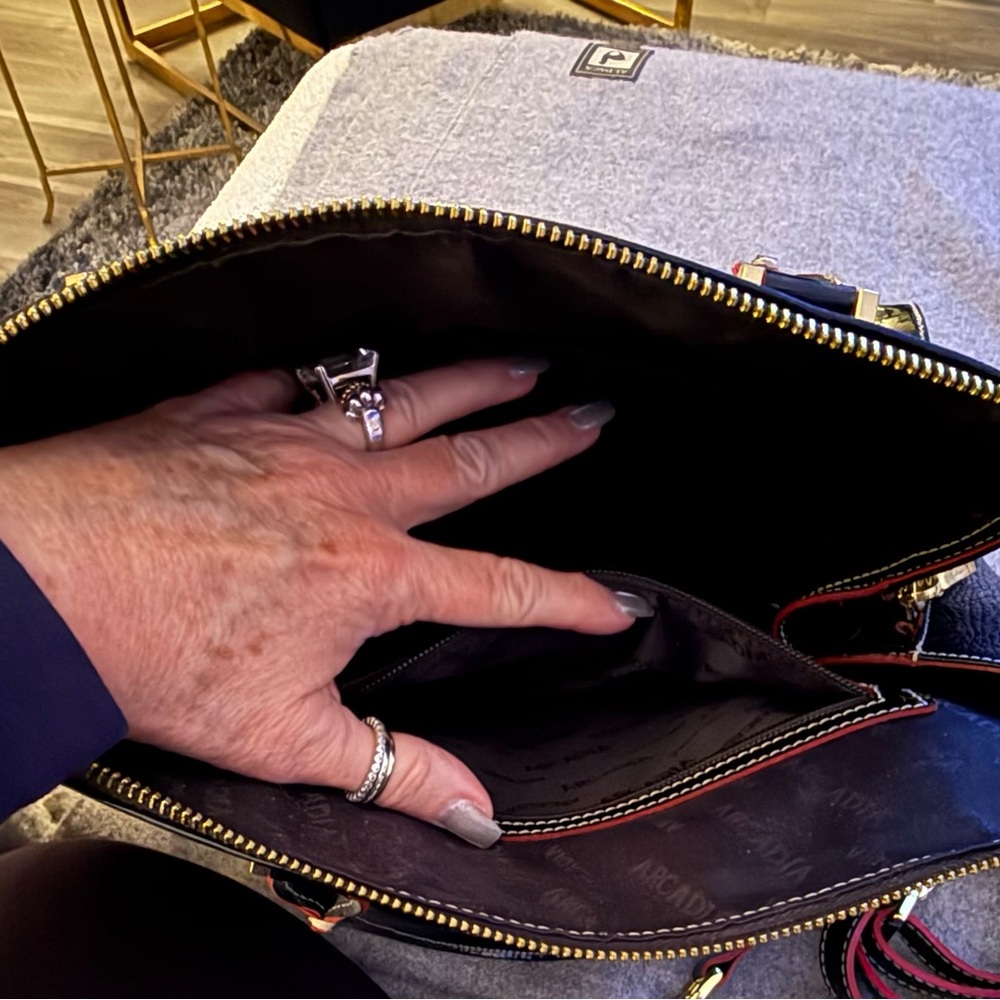 Arcadia Elegant Patent Leather Black Handbag. Stylish, simply stunning! - Picture 8 of 9